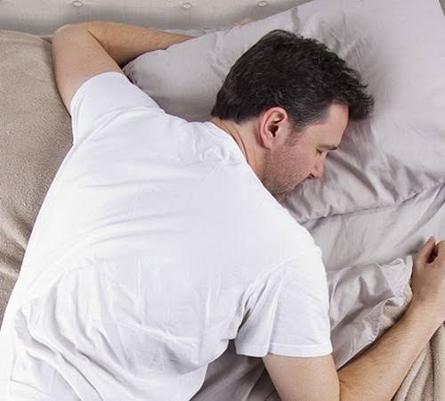 این شیوه خوابیدن، سلامت ستون فقرات خود را به خطر نیندازید